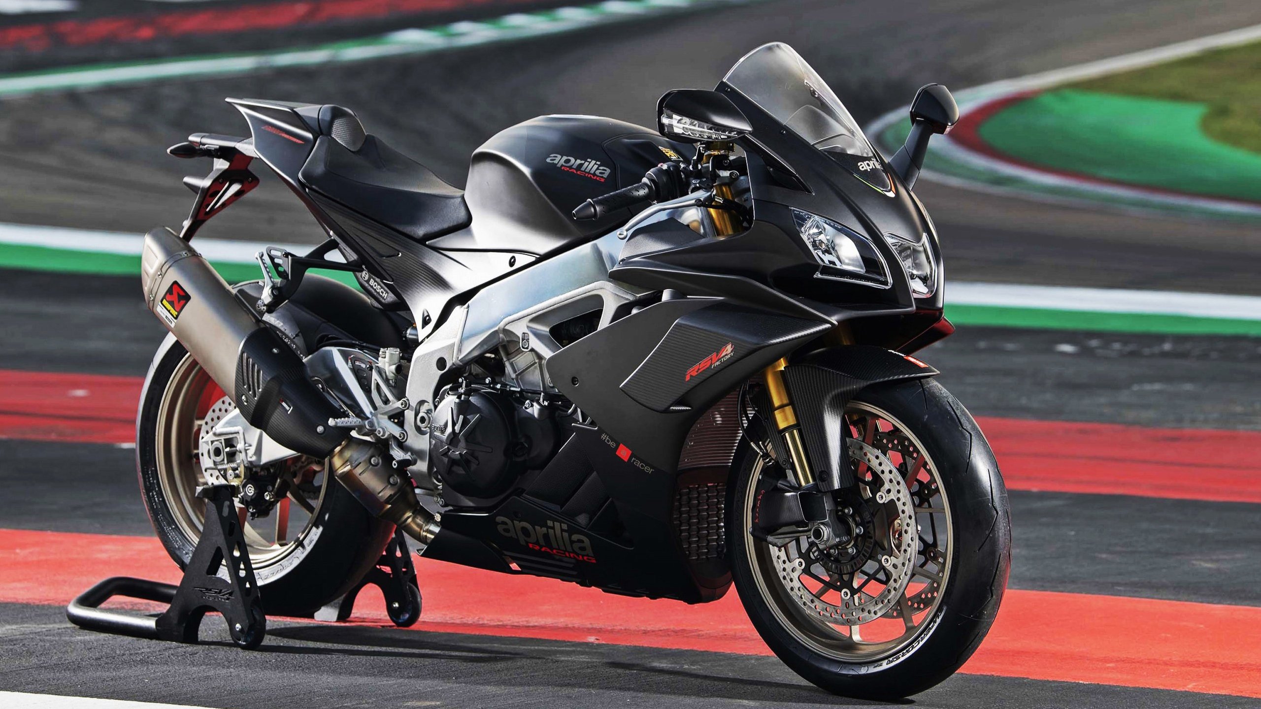 莱斯特城中前场连线默契，蓝狐誓言重返英超，莱斯特对狼队